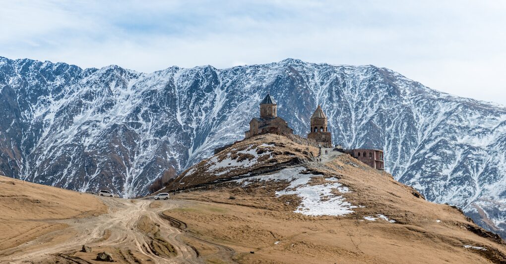 montagne kazbegi  avec eglise